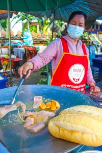 Roti Mae Nok in front of Wat Karng