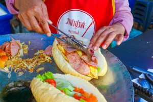 Roti Mae Nok in front of Wat Karng